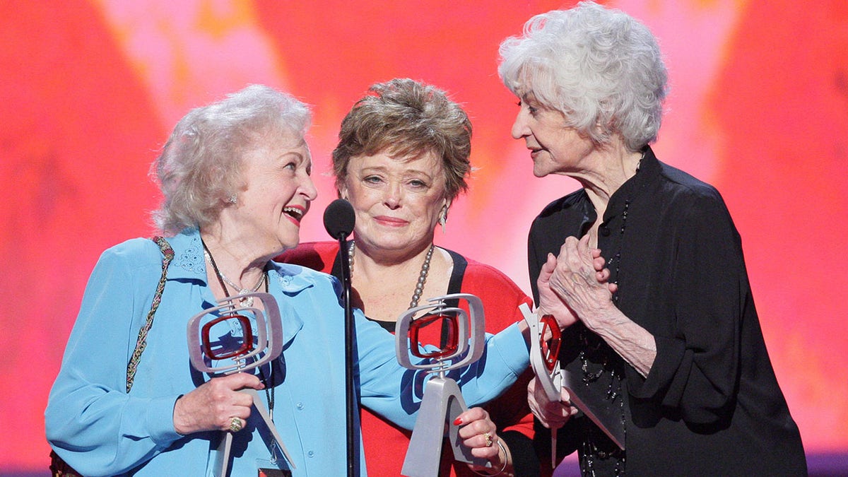 ‘GOLDEN GIRLS’ WRITER STAN ZIMMERMAN TALKS PUTTING HIMSELF IN BETTY WHITE'S SHOES 