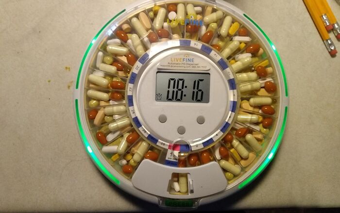 4: This Electronic Medication Organizer Is So Smart, It Might Even Remind You To Drink Water And Call Your Mom